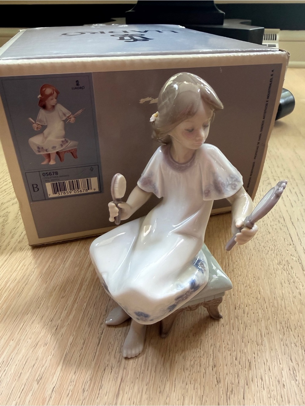Lladro Feel Pretty Figurine #5678